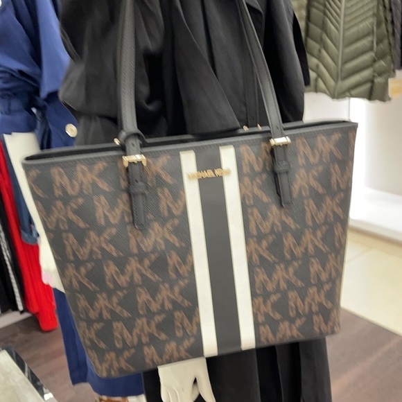 Michael Kors Jet Set Travel Medium Carryall Tote - Picture 4 of 16